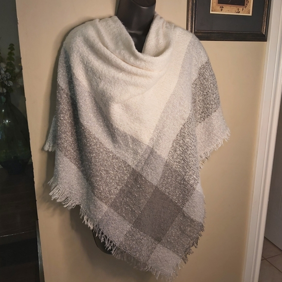 Oversized grey & white Scarf - Picture 5 of 13